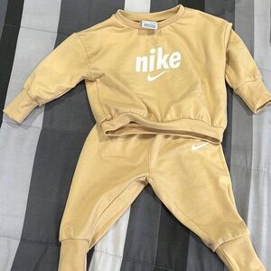 Nike Sweatsuit  Size: 9months